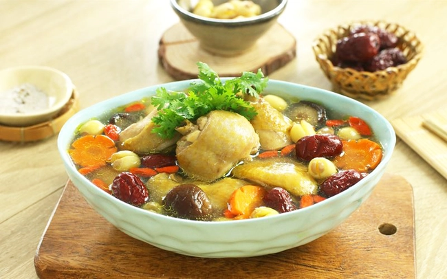 Công thức làm món canh gà hạt sen ngon chuẩn vị